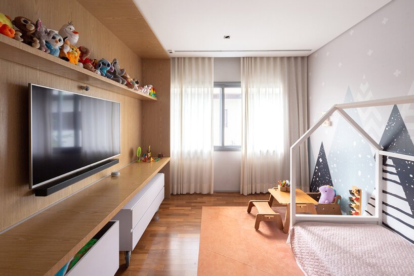 可操作的金属面板为巴西的便当屋提供了私密性和开放性