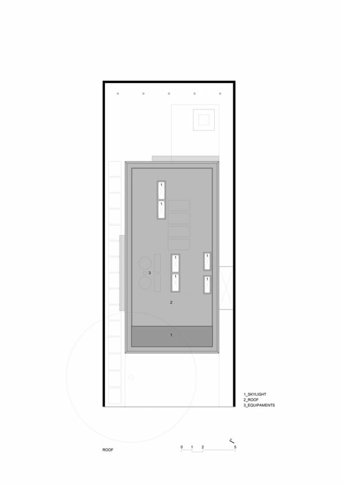 可操作的金属面板为巴西的便当屋提供了私密性和开放性