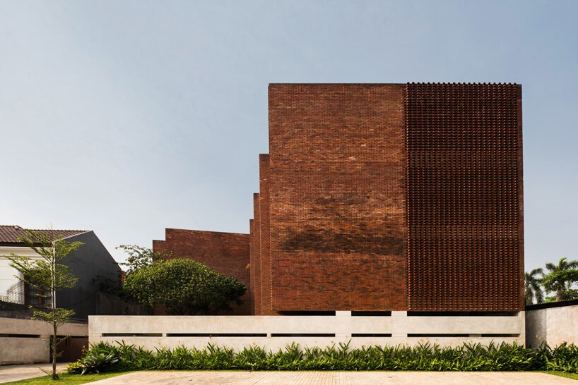 FFFAARRR 建筑工作室在雅加达建造了巨大的砖砌住宅区 FFFAARRR 建筑工作室在雅加达建造了巨大的砖砌住宅区