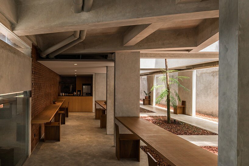 FFFAARRR 建筑工作室在雅加达建造了巨大的砖砌住宅区 FFFAARRR 建筑工作室在雅加达建造了巨大的砖砌住宅区