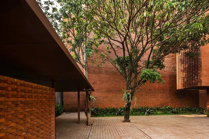 FFFAARRR 建筑工作室在雅加达建造了巨大的砖砌住宅区 FFFAARRR 建筑工作室在雅加达建造了巨大的砖砌住宅区