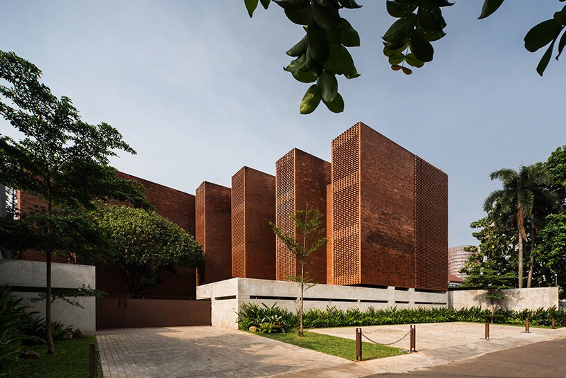 FFFAARRR 建筑工作室在雅加达建造了巨大的砖砌住宅区 FFFAARRR 建筑工作室在雅加达建造了巨大的砖砌住宅区