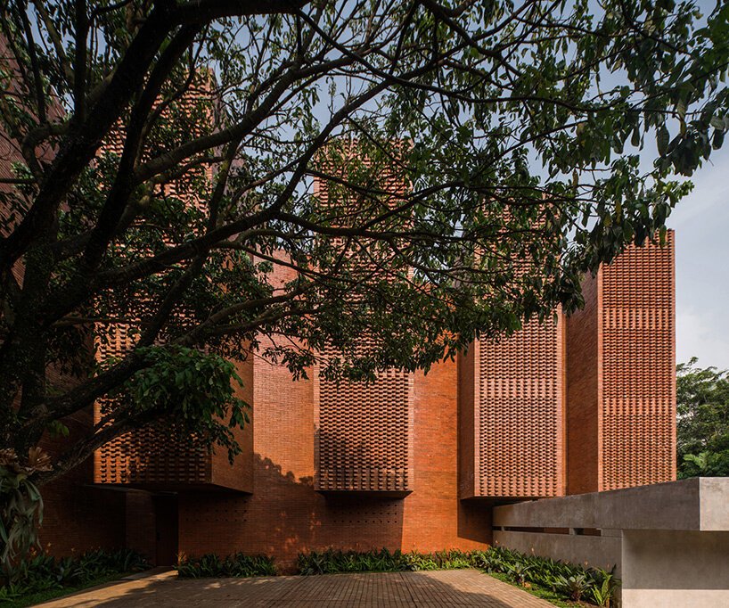 FFFAARRR 建筑工作室在雅加达建造了巨大的砖砌住宅区 FFFAARRR 建筑工作室在雅加达建造了巨大的砖砌住宅区