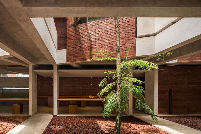 FFFAARRR 建筑工作室在雅加达建造了巨大的砖砌住宅区 FFFAARRR 建筑工作室在雅加达建造了巨大的砖砌住宅区