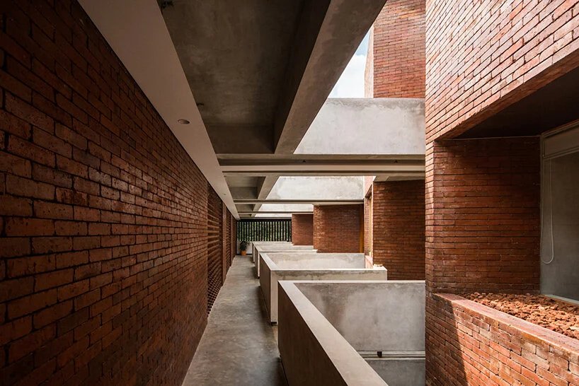 FFFAARRR 建筑工作室在雅加达建造了巨大的砖砌住宅区 FFFAARRR 建筑工作室在雅加达建造了巨大的砖砌住宅区