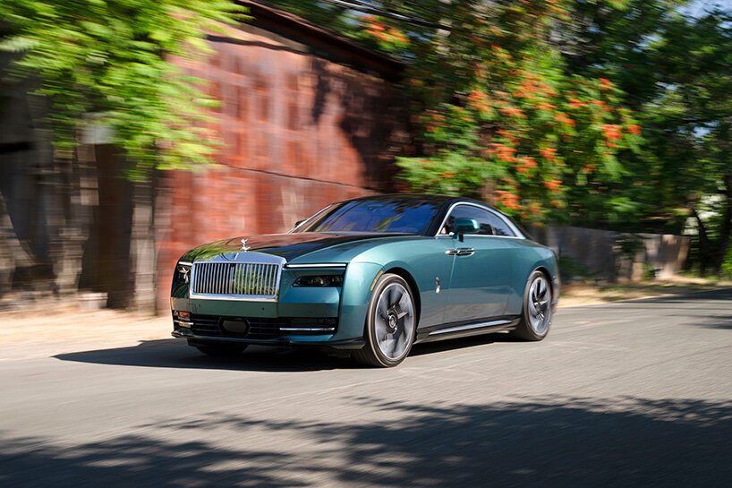 第一次驾驶：劳斯莱斯 Spectre 为著名的魔毯之旅带来电气化