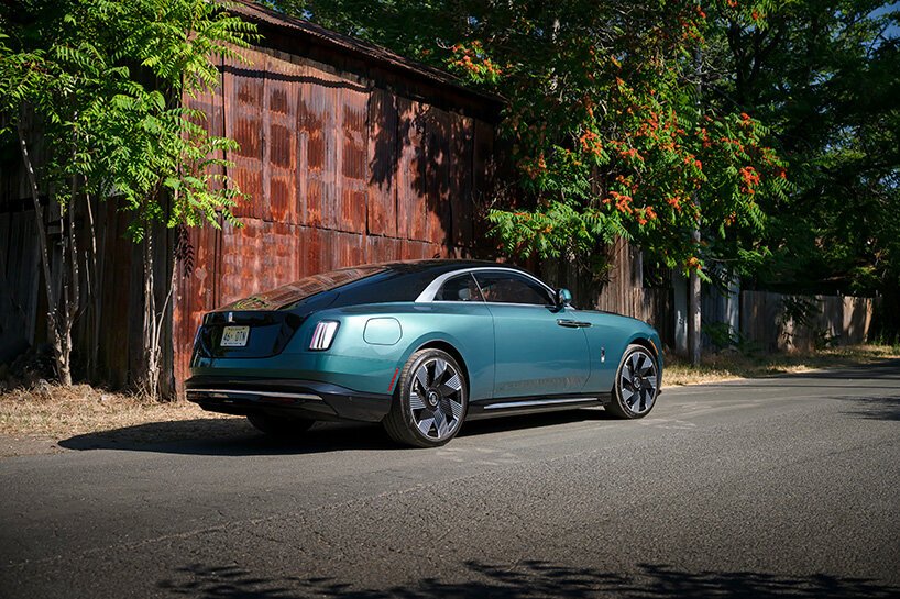 第一次驾驶：劳斯莱斯 Spectre 为著名的魔毯之旅带来电气化