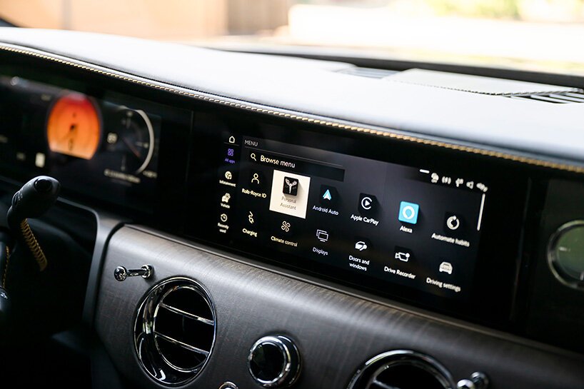 第一次驾驶：劳斯莱斯 Spectre 为著名的魔毯之旅带来电气化