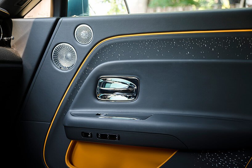 第一次驾驶：劳斯莱斯 Spectre 为著名的魔毯之旅带来电气化