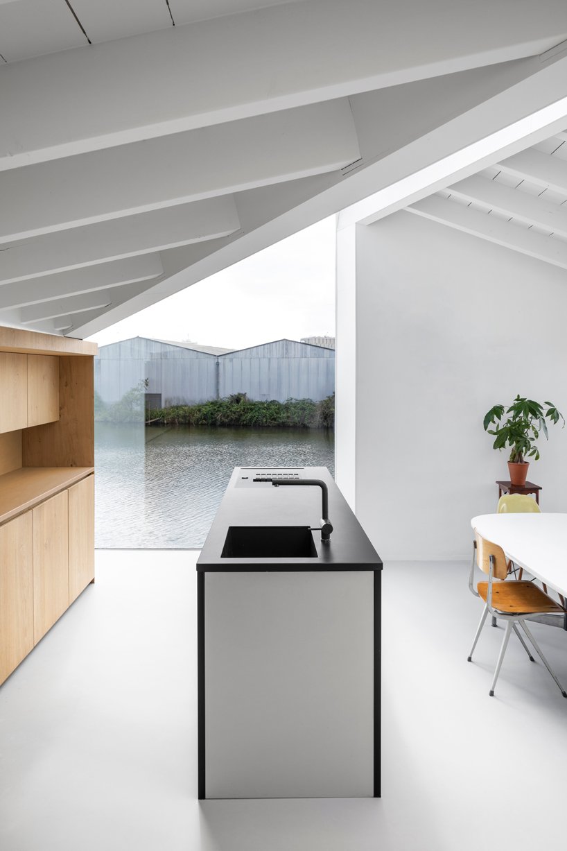 i29 建筑事务所完成了棱角分明的木屋,作为阿姆斯特丹漂浮村庄的一部分 i29 建筑事务所完成了棱角分明的木屋,作为阿姆斯特丹漂浮村庄的一部分