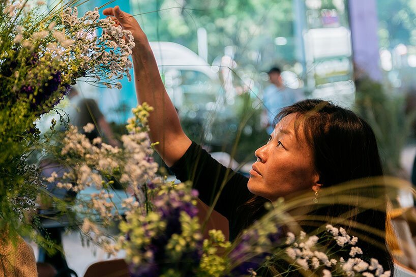 巴黎丽兹花女爵士 anne vitchen 用花卉装置入侵 DAAily 酒吧 巴黎丽兹花女爵士 anne vitchen 用花卉装置入侵 DAAily 酒吧