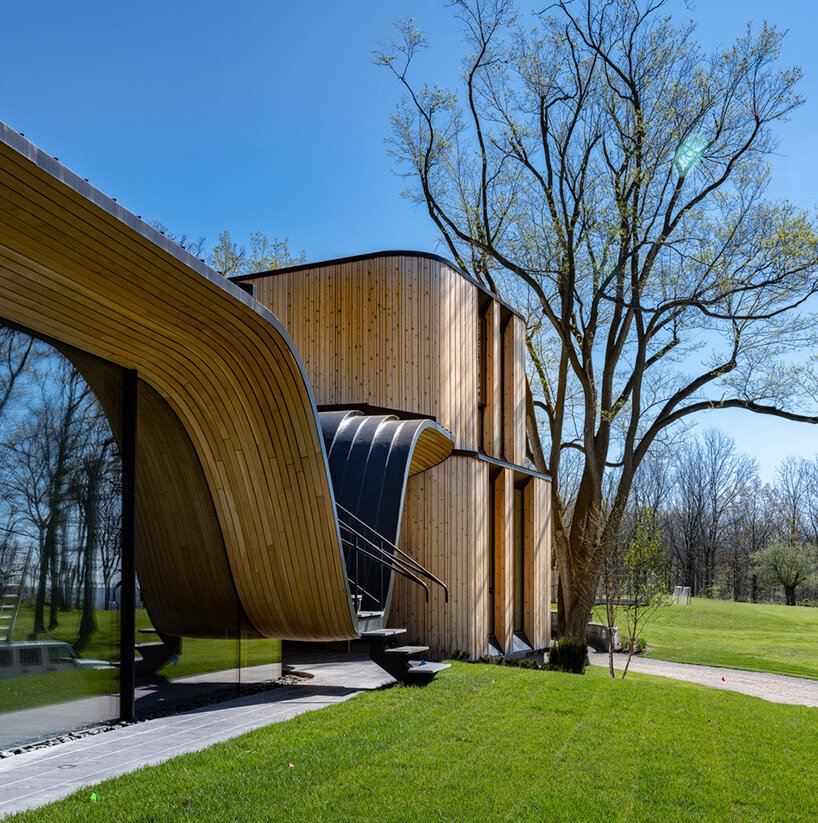 PARTISANS 在安大略省雕刻“折叠屋”，以拥抱其山坡场地的轮廓