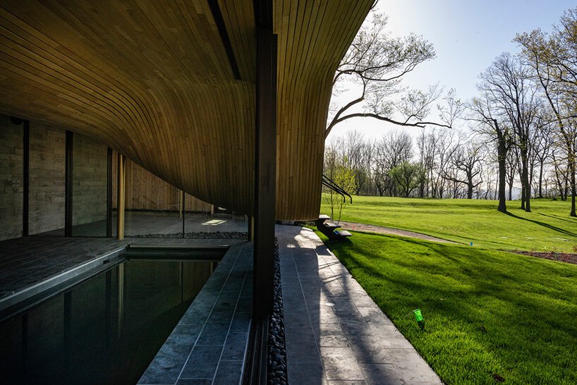 PARTISANS 在安大略省雕刻“折叠屋”，以拥抱其山坡场地的轮廓