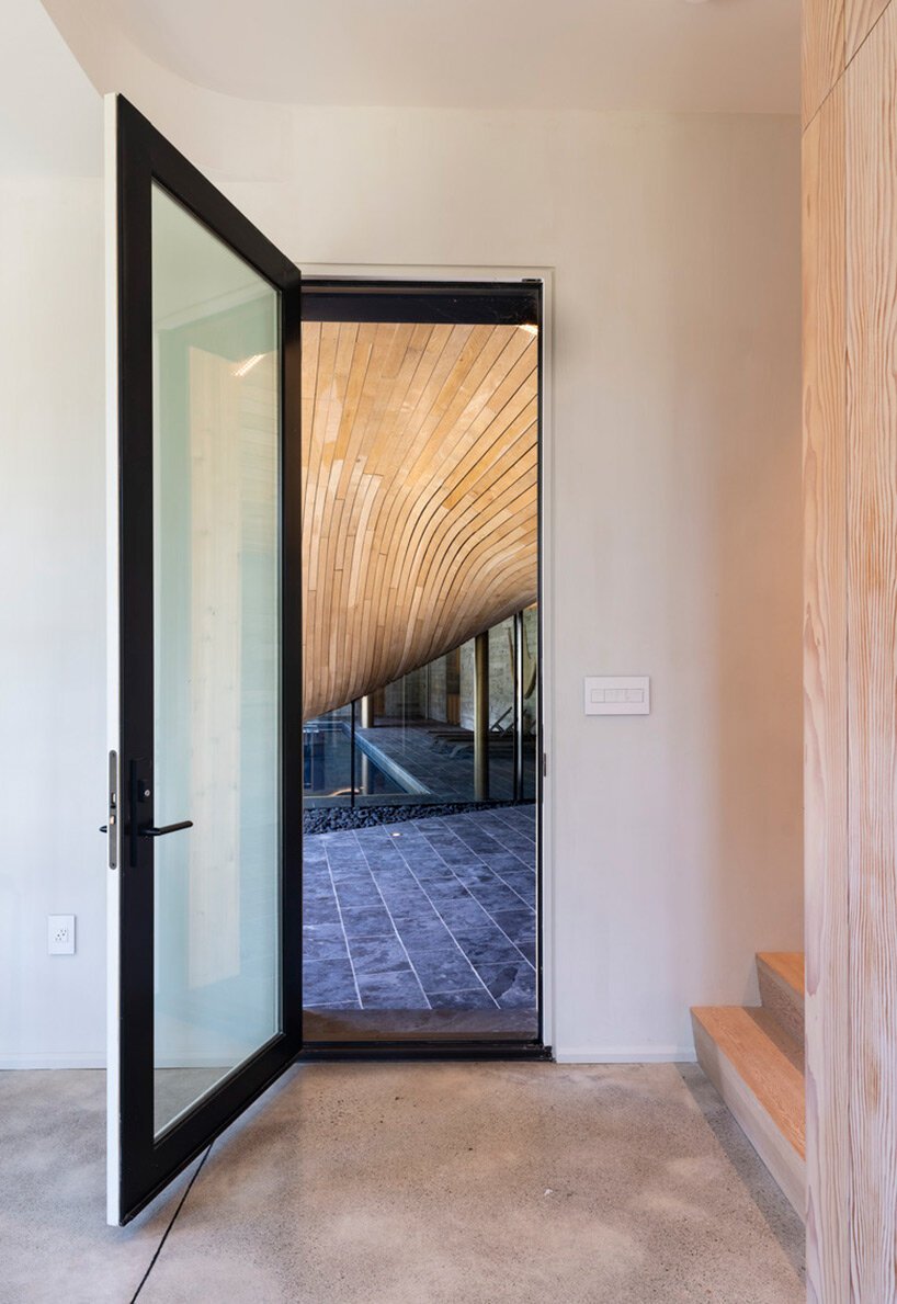 PARTISANS 在安大略省雕刻“折叠屋”，以拥抱其山坡场地的轮廓