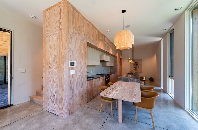 PARTISANS 在安大略省雕刻“折叠屋”，以拥抱其山坡场地的轮廓