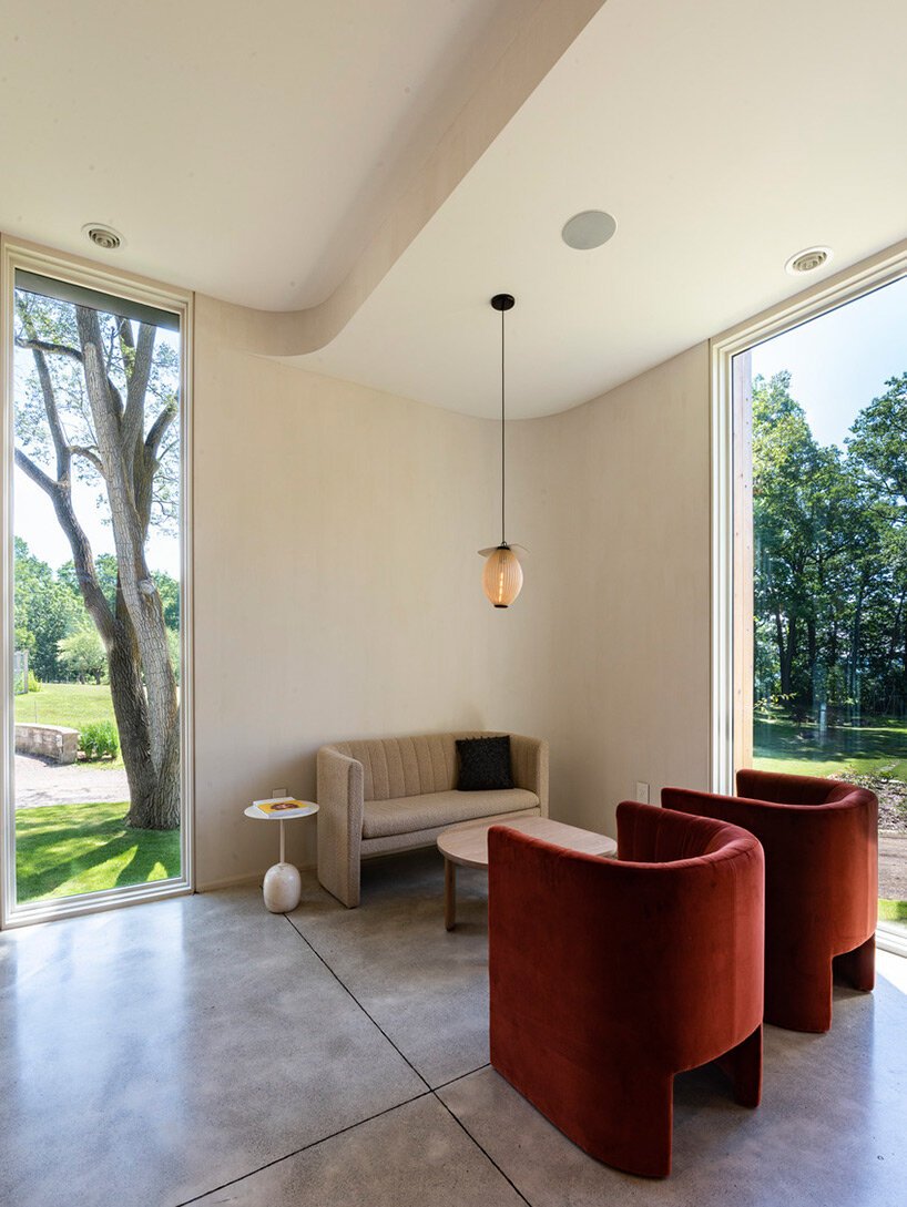 PARTISANS 在安大略省雕刻“折叠屋”，以拥抱其山坡场地的轮廓