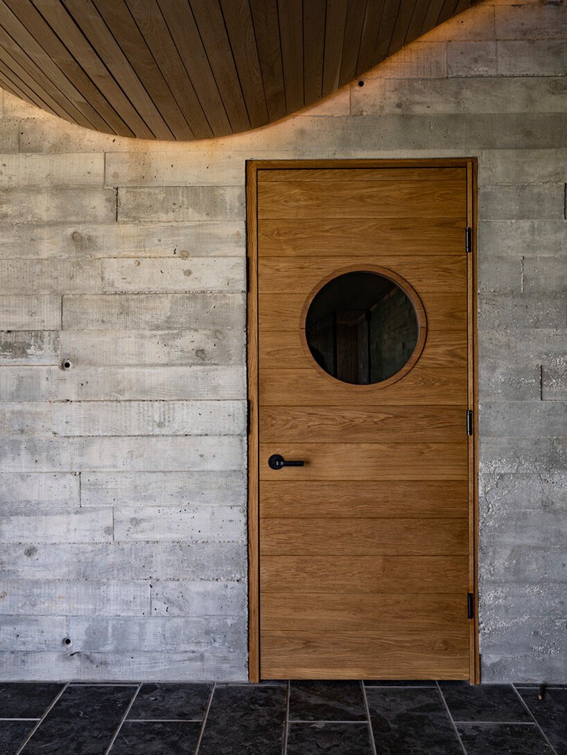 PARTISANS 在安大略省雕刻“折叠屋”，以拥抱其山坡场地的轮廓