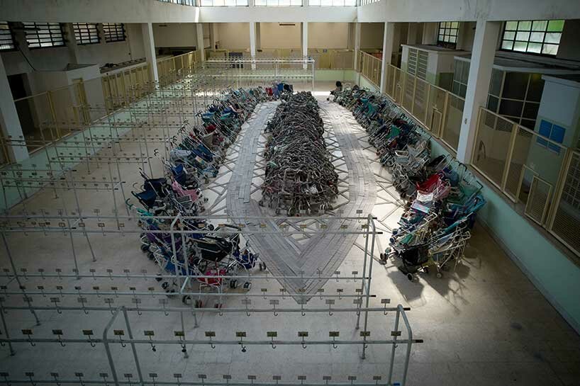 nari ward 的“镀金黑暗”由 nicola trussardi 基金会设计,反映了当今的社会问题 nari ward 的“镀金黑暗”由 nicola trussardi 基金会设计,反映了当今的社会问题