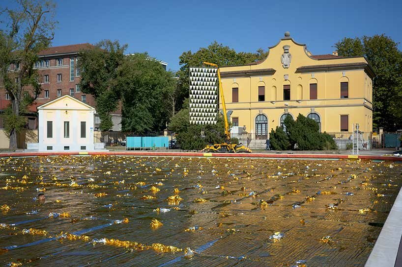 nari ward 的“镀金黑暗”由 nicola trussardi 基金会设计,反映了当今的社会问题 nari ward 的“镀金黑暗”由 nicola trussardi 基金会设计,反映了当今的社会问题