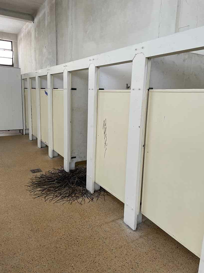 nari ward 的“镀金黑暗”由 nicola trussardi 基金会设计,反映了当今的社会问题 nari ward 的“镀金黑暗”由 nicola trussardi 基金会设计,反映了当今的社会问题