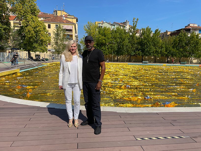 nari ward 的“镀金黑暗”由 nicola trussardi 基金会设计,反映了当今的社会问题 nari ward 的“镀金黑暗”由 nicola trussardi 基金会设计,反映了当今的社会问题