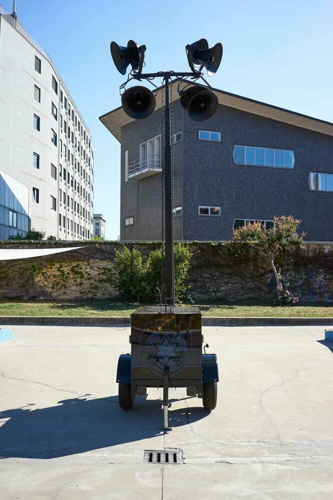 nari ward 的“镀金黑暗”由 nicola trussardi 基金会设计,反映了当今的社会问题 nari ward 的“镀金黑暗”由 nicola trussardi 基金会设计,反映了当今的社会问题