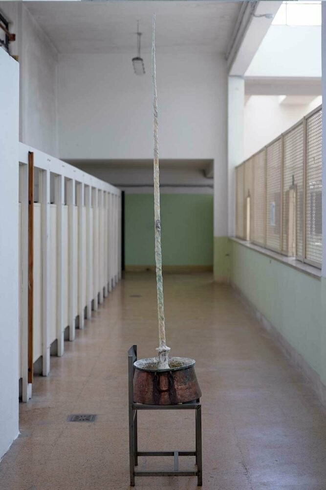 nari ward 的“镀金黑暗”由 nicola trussardi 基金会设计,反映了当今的社会问题 nari ward 的“镀金黑暗”由 nicola trussardi 基金会设计,反映了当今的社会问题