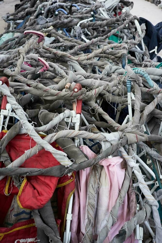 nari ward 的“镀金黑暗”由 nicola trussardi 基金会设计,反映了当今的社会问题 nari ward 的“镀金黑暗”由 nicola trussardi 基金会设计,反映了当今的社会问题