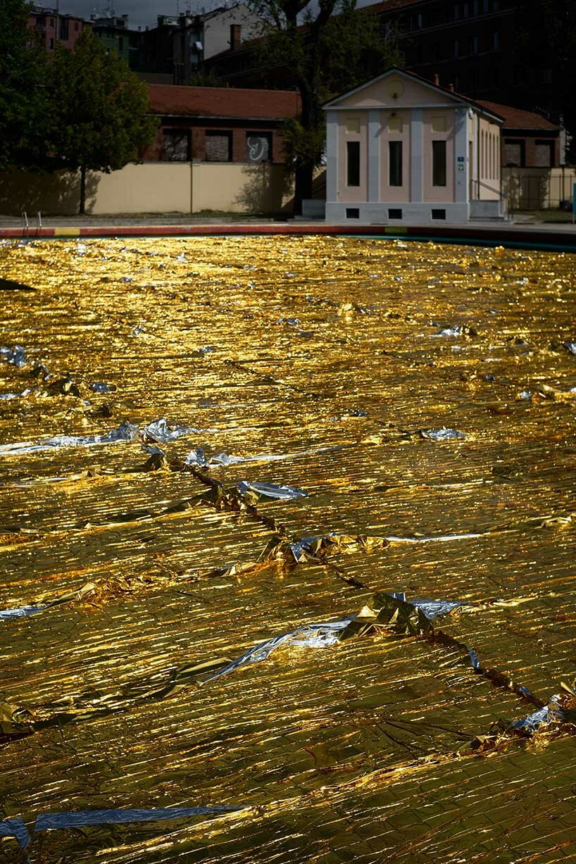 nari ward 的“镀金黑暗”由 nicola trussardi 基金会设计,反映了当今的社会问题 nari ward 的“镀金黑暗”由 nicola trussardi 基金会设计,反映了当今的社会问题