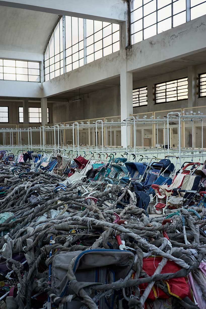 nari ward 的“镀金黑暗”由 nicola trussardi 基金会设计,反映了当今的社会问题 nari ward 的“镀金黑暗”由 nicola trussardi 基金会设计,反映了当今的社会问题