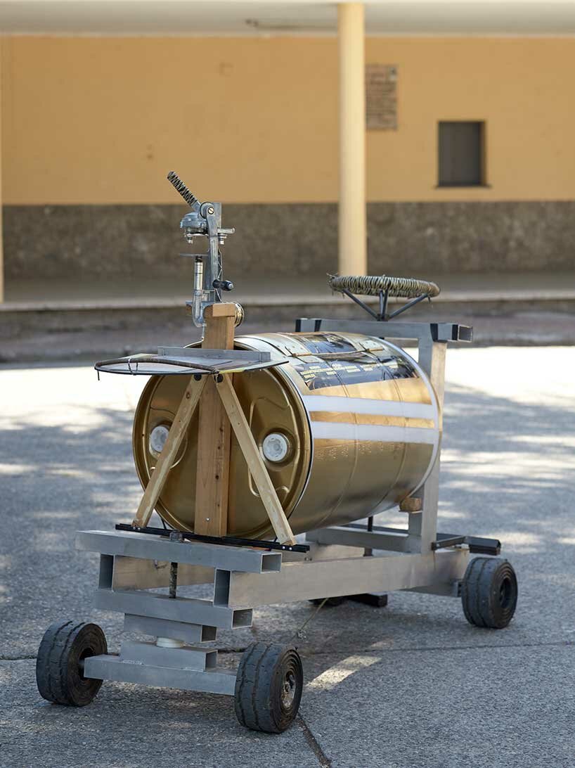 nari ward 的“镀金黑暗”由 nicola trussardi 基金会设计,反映了当今的社会问题 nari ward 的“镀金黑暗”由 nicola trussardi 基金会设计,反映了当今的社会问题