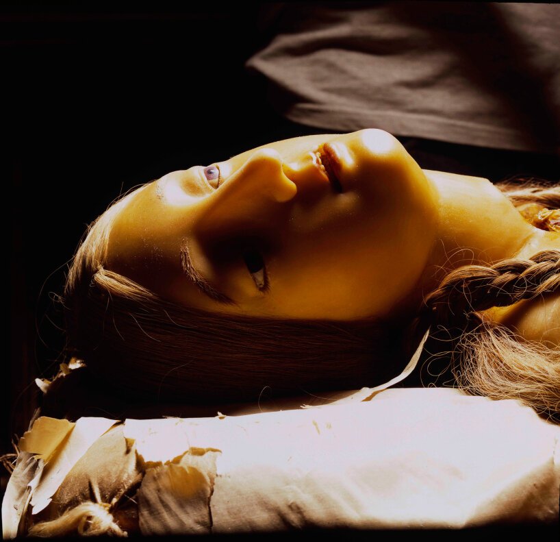 普拉达基金会和大卫·柯南伯格为解剖学展览解剖女性蜡像