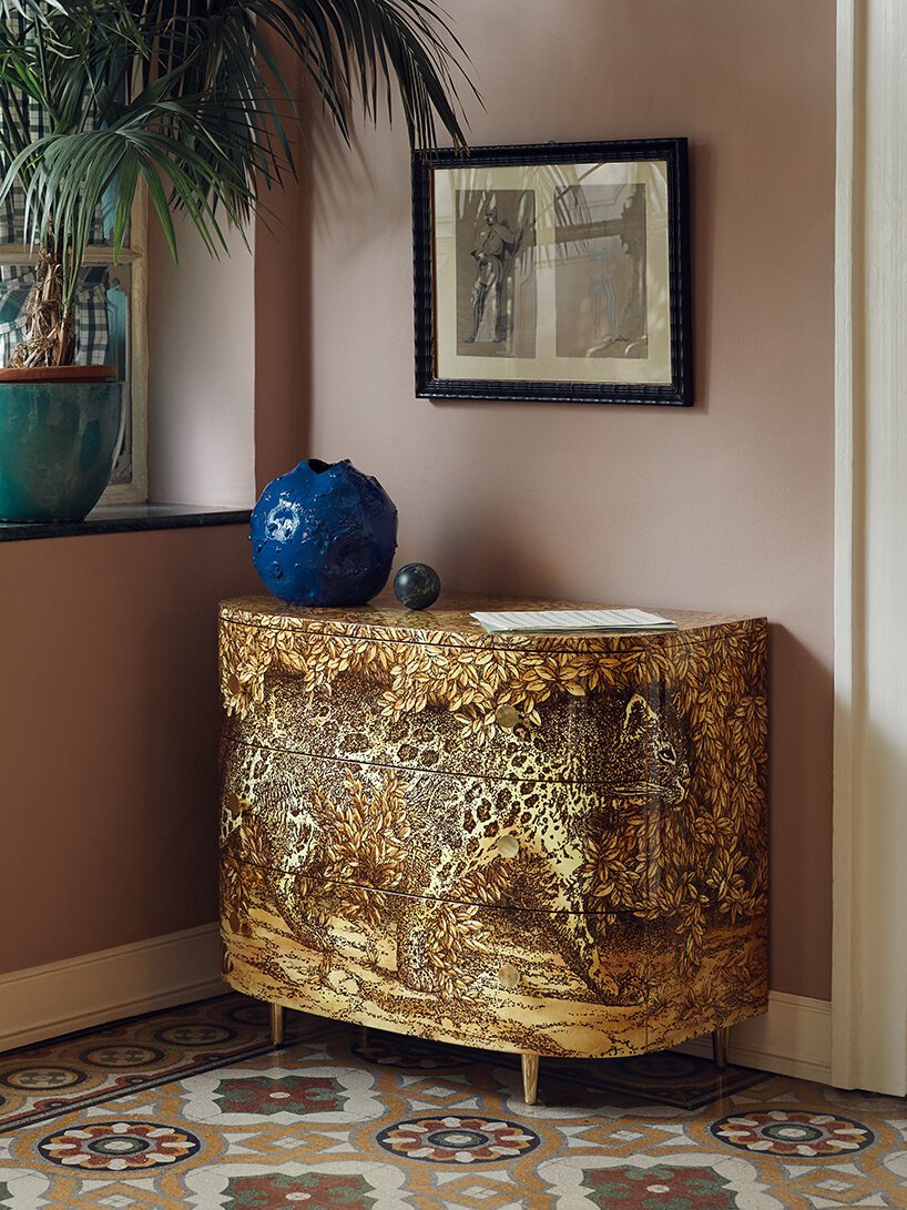 fornasetti 世界通过富有想象力、身临其境的在线购物体验走向数字化 fornasetti 世界通过富有想象力、身临其境的在线购物体验走向数字化