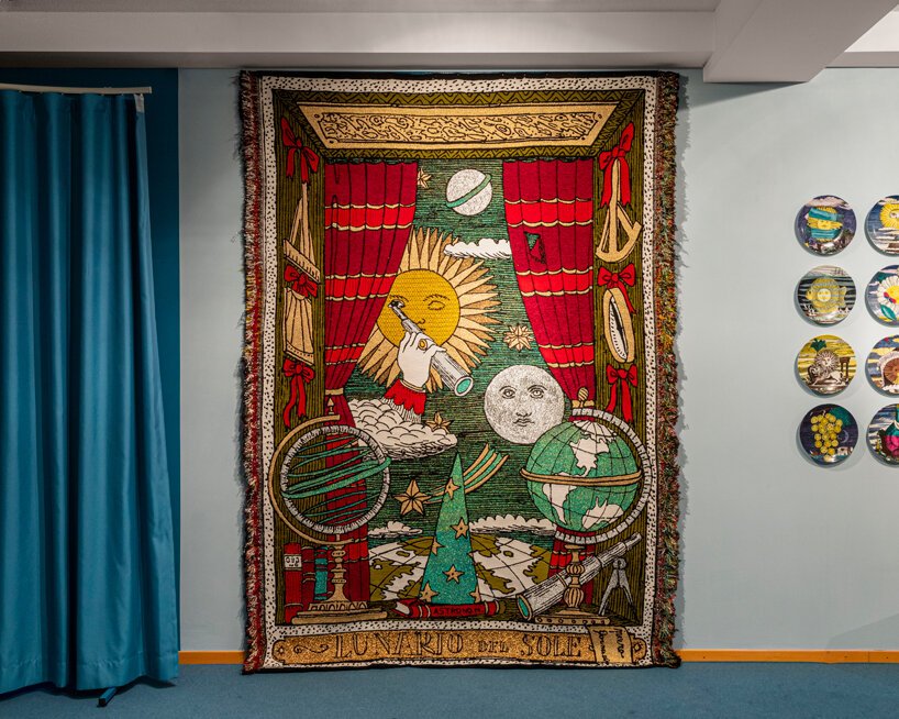 圣莫里茨 NOMAD 的 Fornasetti 手工编织挂毯上的太阳星星 圣莫里茨 NOMAD 的 Fornasetti 手工编织挂毯上的太阳星星