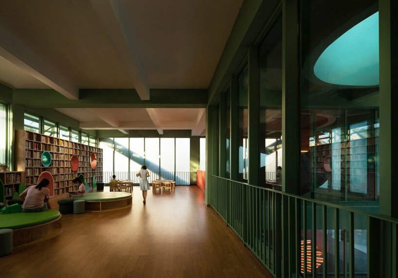 生动的透气凉亭坐落在中国深圳郁郁葱葱的儿童公园内