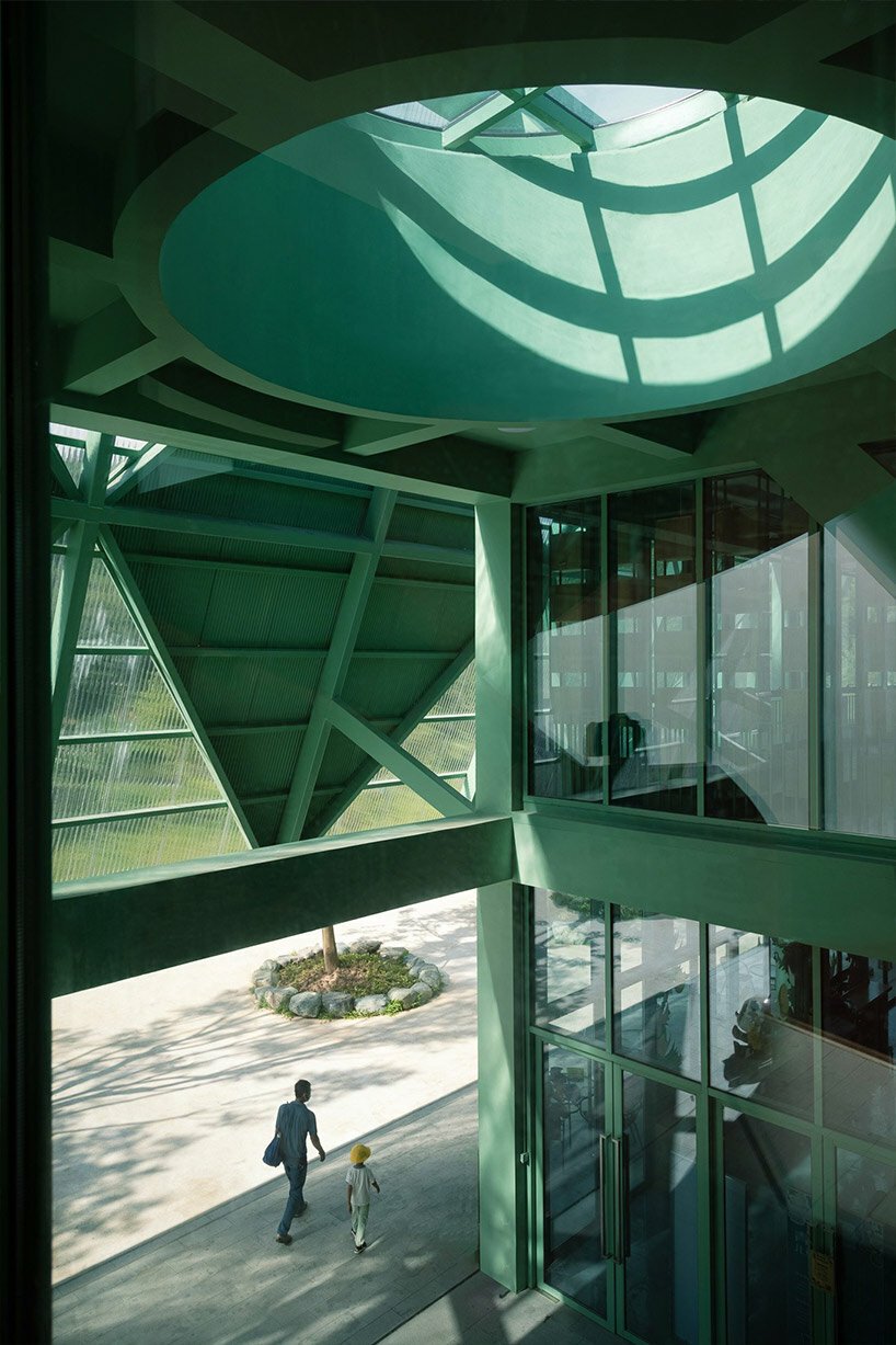 生动的透气凉亭坐落在中国深圳郁郁葱葱的儿童公园内