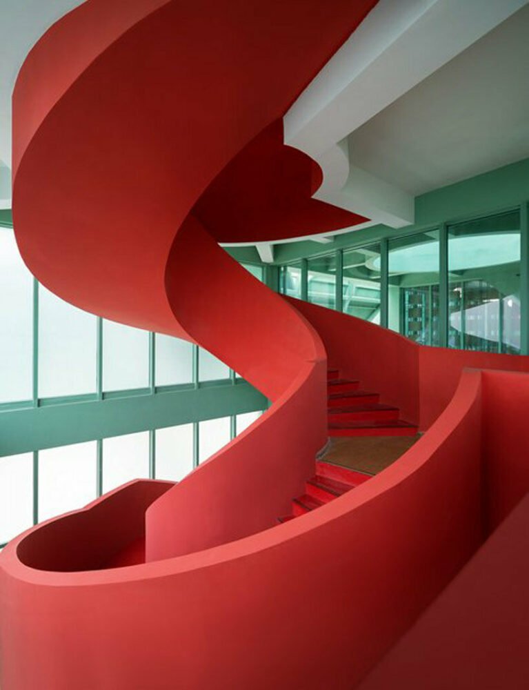 生动的透气凉亭坐落在中国深圳郁郁葱葱的儿童公园内