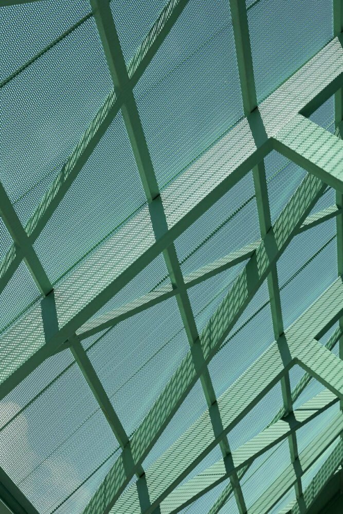 生动的透气凉亭坐落在中国深圳郁郁葱葱的儿童公园内