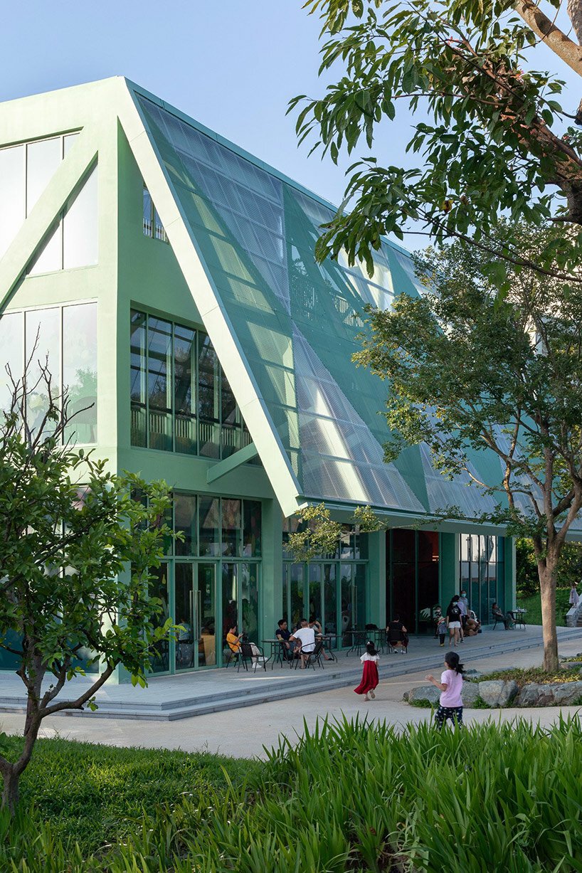 生动的透气凉亭坐落在中国深圳郁郁葱葱的儿童公园内