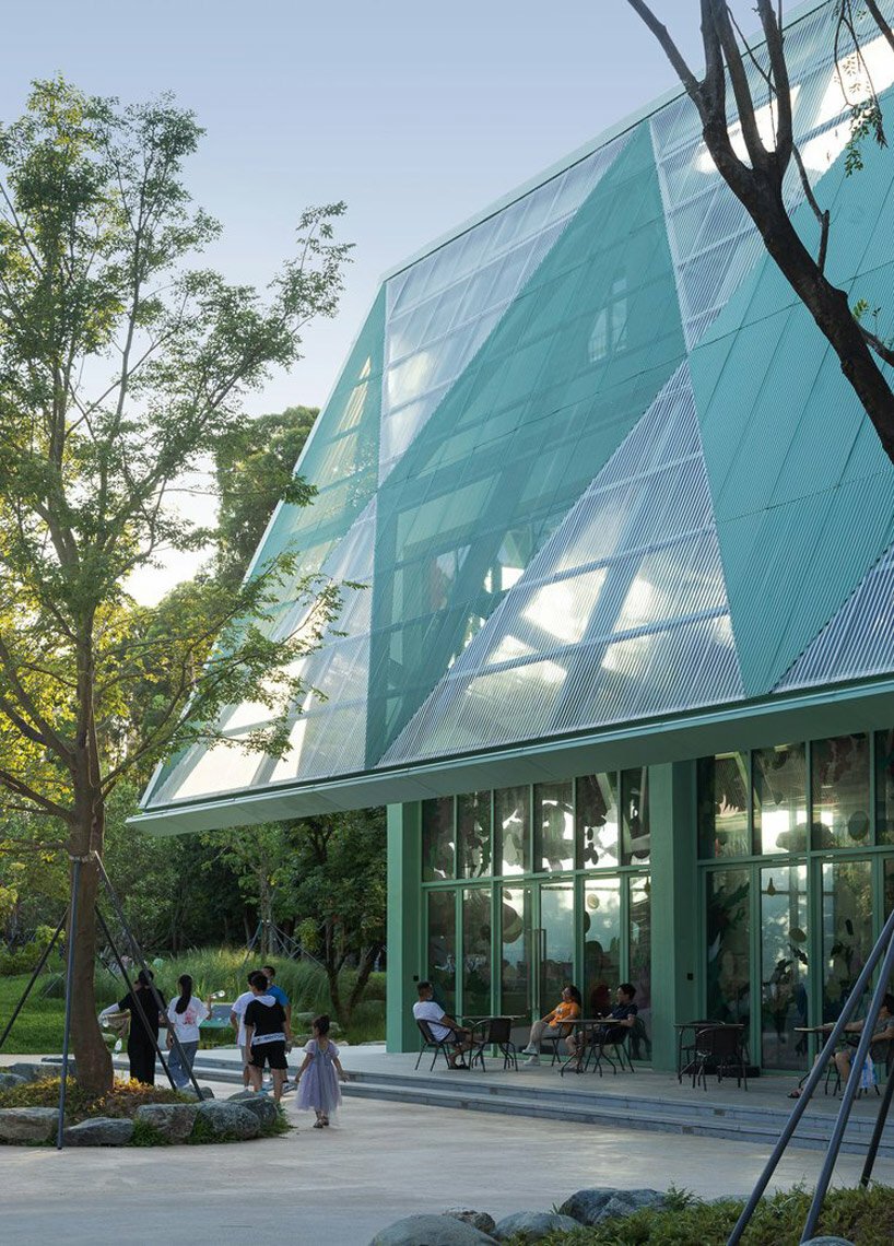 生动的透气凉亭坐落在中国深圳郁郁葱葱的儿童公园内