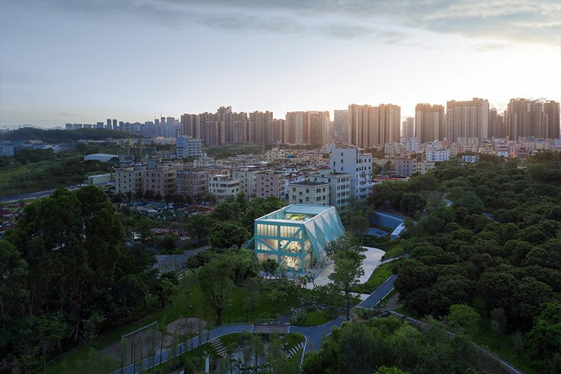 生动的透气凉亭坐落在中国深圳郁郁葱葱的儿童公园内