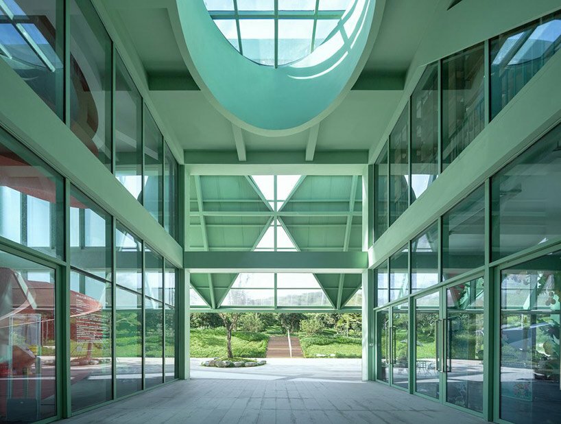 生动的透气凉亭坐落在中国深圳郁郁葱葱的儿童公园内