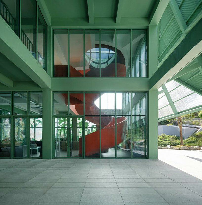 生动的透气凉亭坐落在中国深圳郁郁葱葱的儿童公园内