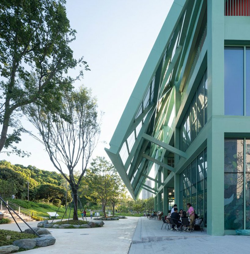 生动的透气凉亭坐落在中国深圳郁郁葱葱的儿童公园内