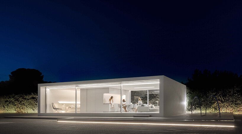 fran silvestre arquitectos 推出了其流线型、透明的 N70 住宅