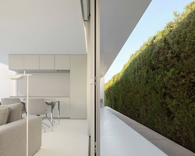 fran silvestre arquitectos 推出了其流线型、透明的 N70 住宅
