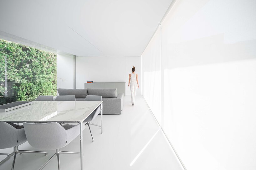 fran silvestre arquitectos 推出了其流线型、透明的 N70 住宅