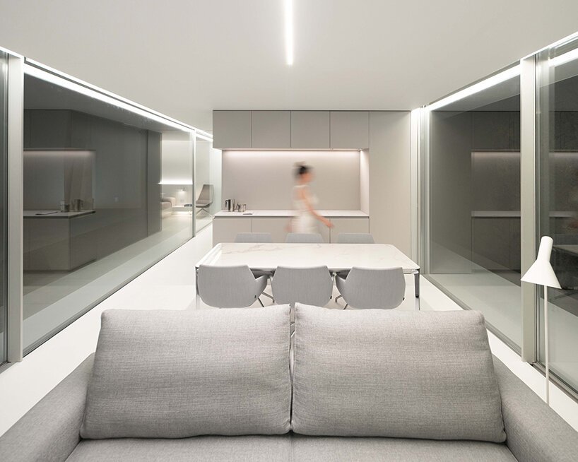fran silvestre arquitectos 推出了其流线型、透明的 N70 住宅