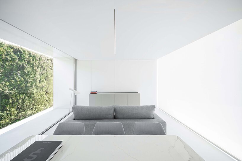 fran silvestre arquitectos 推出了其流线型、透明的 N70 住宅