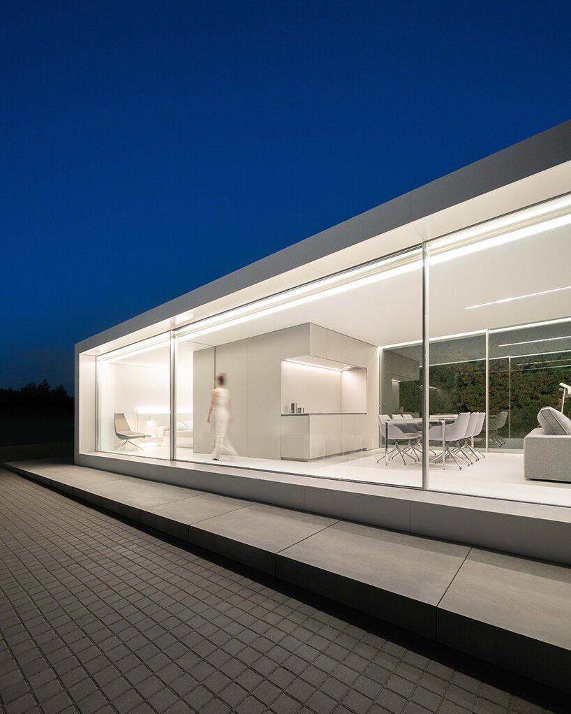 fran silvestre arquitectos 推出了其流线型、透明的 N70 住宅